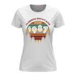 дамска тениска с щампа climbing mountains since и персонализация на годината