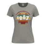 дамска тениска с щампа climbing mountains since и персонализация на годината