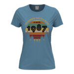 дамска тениска с щампа climbing mountains since и персонализация на годината