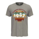 мъжка тениска с щампа climbing mountains since и персонализация на годината