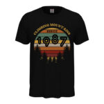 мъжка тениска с щампа climbing mountains since и персонализация на годината