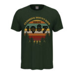 мъжка тениска с щампа climbing mountains since и персонализация на годината